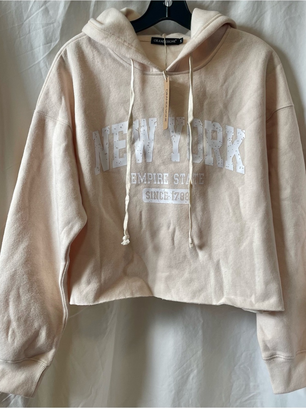 Cropped 'New York' Hooded Sweatshirt in Light Cream